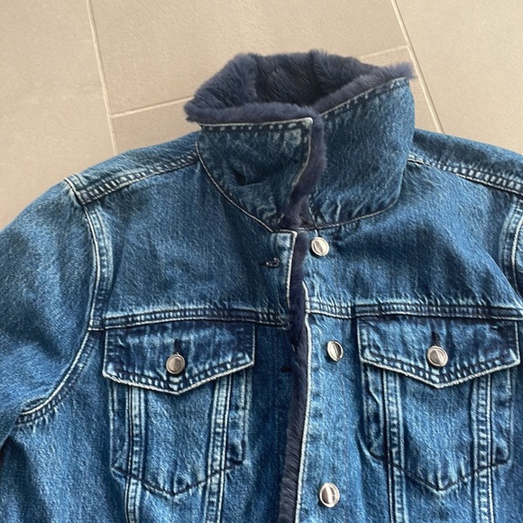 Good American the Luxe touch faux fur trim denim jacket - Picture 9 of 17